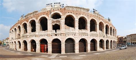 cantando music definition: How does the term cantando influence the interpretation of Italian opera?